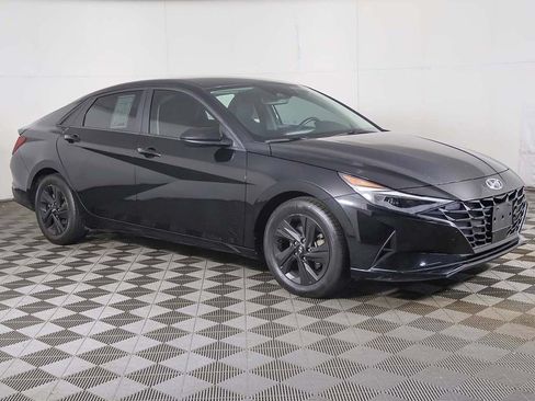 Used 2022 Hyundai Elantra SEL w/ Convenience Package FWD image 2