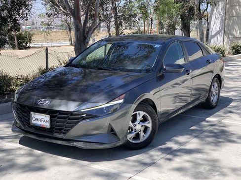 Used 2021 Hyundai Elantra SE image 3