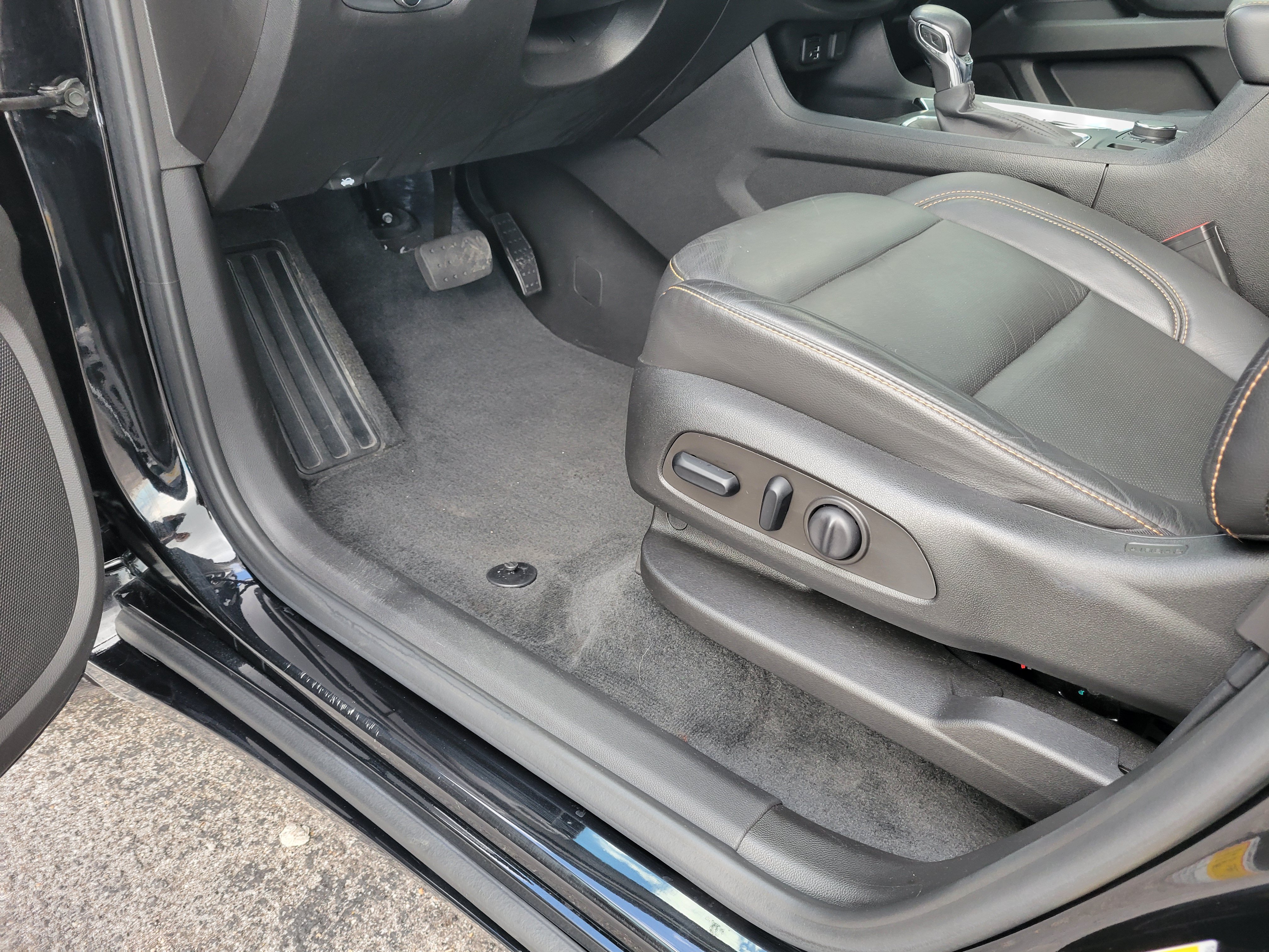 Used 2021 Chevrolet Traverse Premier w/ Redline Edition FWD image 27