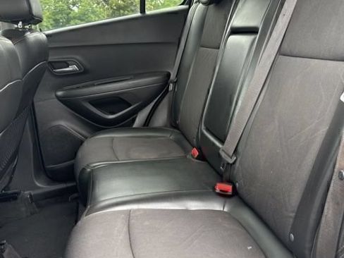 Used 2018 Chevrolet Trax LT w/ LT Convenience Package FWD image 16