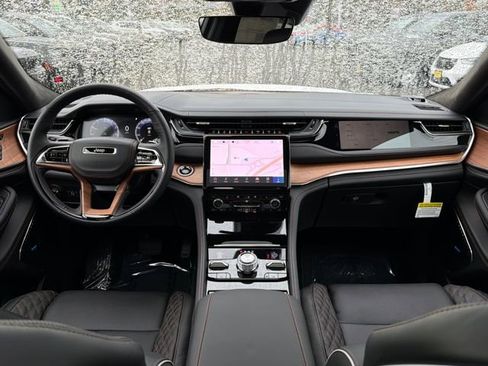 New 2025 Jeep Grand Cherokee Summit image 9