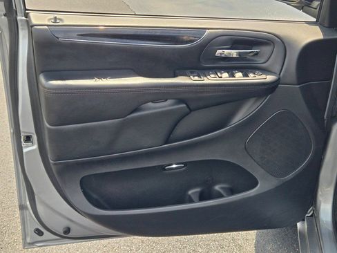Used 2020 Dodge Grand Caravan SE FWD image 18
