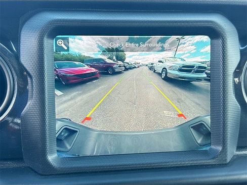 Used 2022 Jeep Gladiator Sport image 15