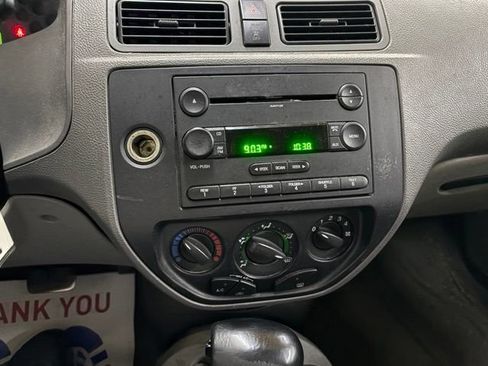 Used 2005 Ford Focus ZX4 Sedan FWD image 17
