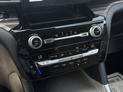 Used 2021 Ford Explorer Limited w/ Equipment Group 301A AWD/4WD image 22