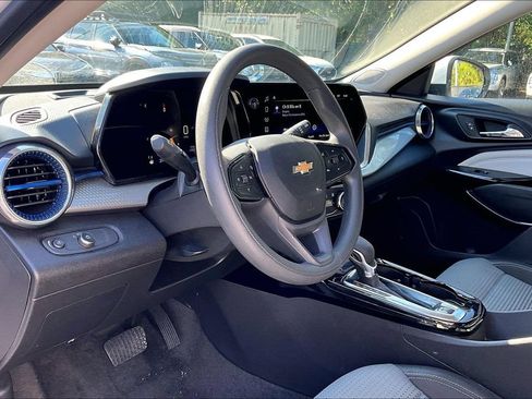 Used 2025 Chevrolet Trax LT FWD image 17