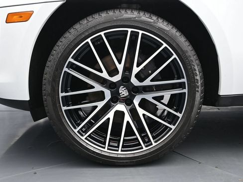 Certified 2025 Porsche Macan AWD/4WD image 5