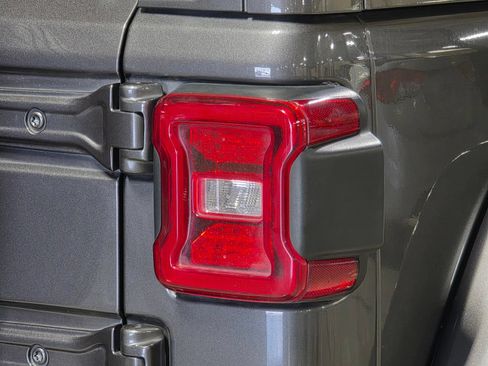 Used 2022 Jeep Wrangler Unlimited Sahara AWD/4WD image 13