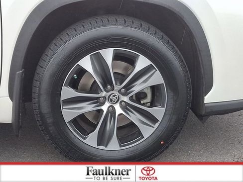 Certified 2021 Toyota Highlander XLE AWD/4WD image 8