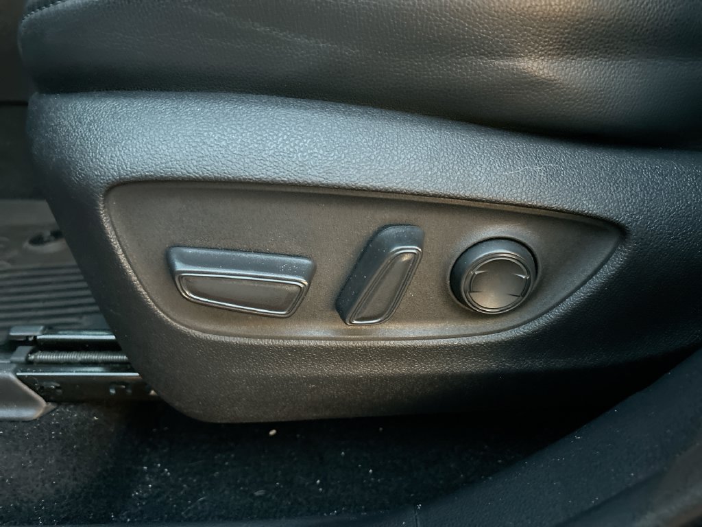 Used 2022 Toyota Highlander XSE FWD image 12