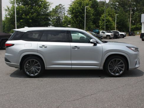 Used 2026 Lexus TX 550h AWD Plug-In Hybrid w/ Technology Package image 8
