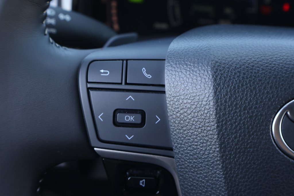Used 2025 Toyota Camry SE w/ Convenience Package FWD image 18