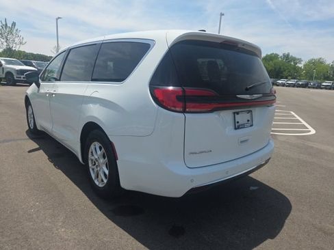 Used 2023 Chrysler Pacifica Touring-L FWD image 15