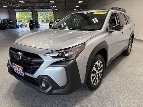 Used 2025 Subaru Outback Premium AWD/4WD image 3