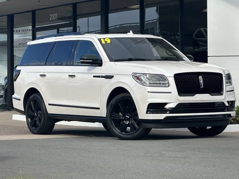 Used 2019 Lincoln Navigator Reserve AWD/4WD image 2