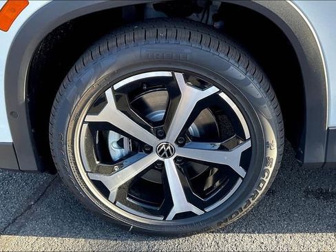 New 2025 Volkswagen Tiguan SE image 13