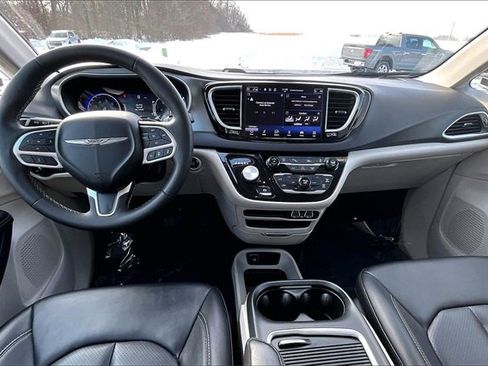 Used 2024 Chrysler Pacifica Touring-L image 15