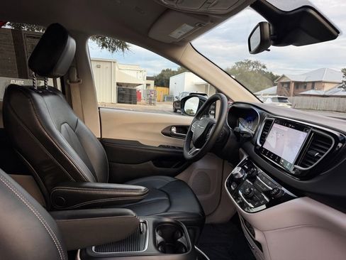Used 2024 Chrysler Pacifica Touring-L image 30