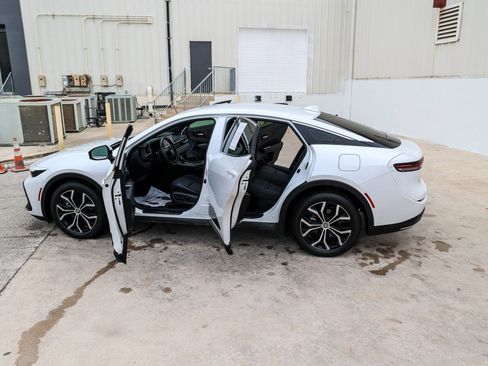 Used 2023 Toyota Crown Limited image 11