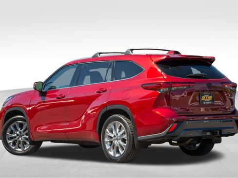 Used 2022 Toyota Highlander Limited AWD/4WD image 7