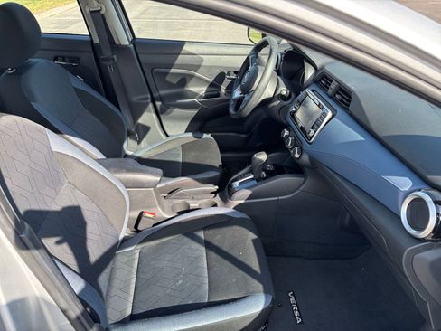 Used 2025 Nissan Versa SV image 34