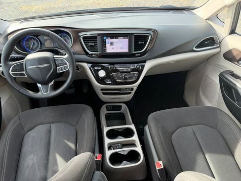 Used 2022 Chrysler Voyager LX FWD image 31