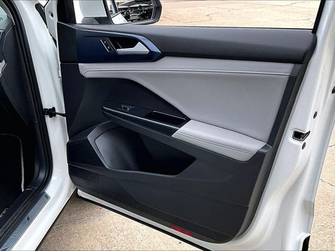 Used 2024 Volkswagen Taos SE image 18