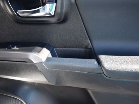 Used 2018 Toyota Tacoma TRD Off-Road image 12