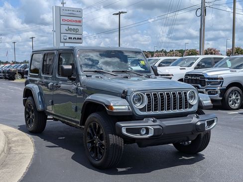 Used 2025 Jeep Wrangler Unlimited Sahara w/ Safety Group AWD/4WD image 3