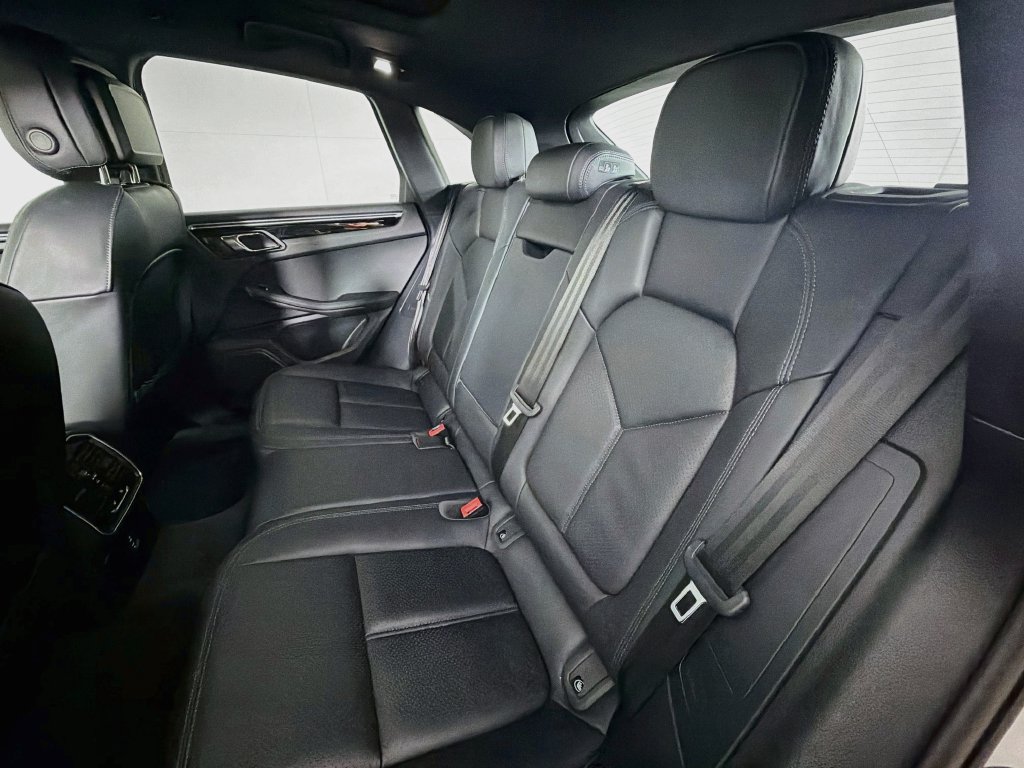 Certified 2023 Porsche Macan AWD/4WD image 24