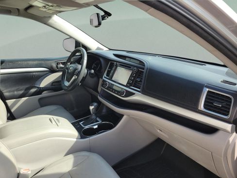 Used 2014 Toyota Highlander XLE FWD image 8