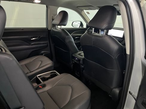 Used 2025 Toyota Grand Highlander AWD image 25