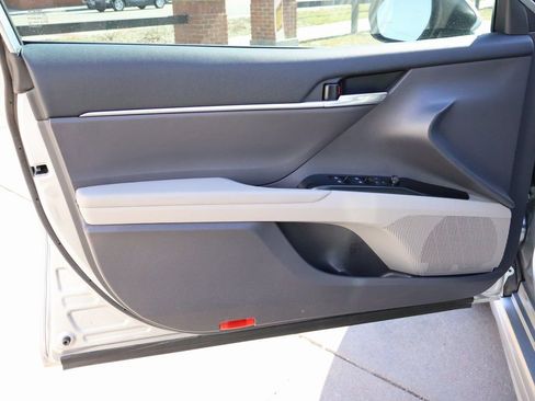 Used 2020 Toyota Camry SE image 19