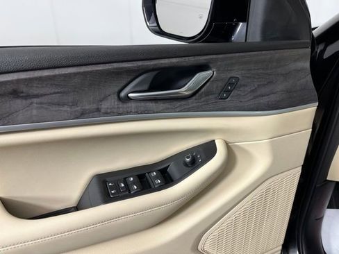 Used 2023 Jeep Grand Cherokee Limited image 13