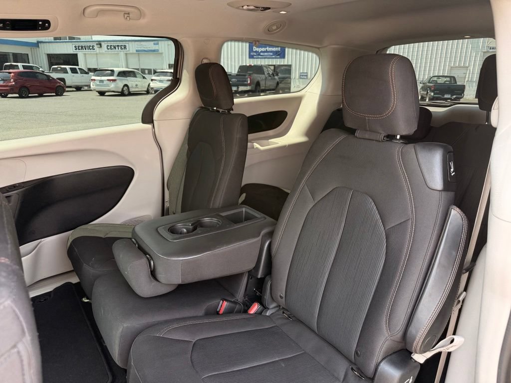 Used 2017 Chrysler Pacifica Touring w/ Tire & Wheel Group FWD image 17