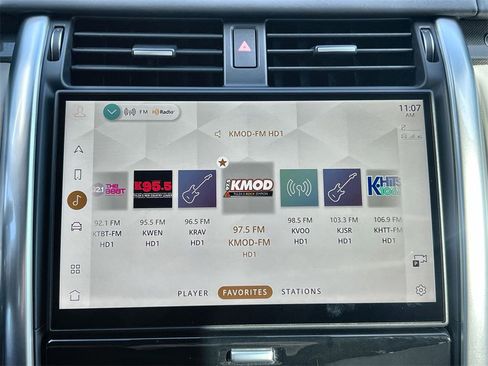 Used 2024 Land Rover Discovery Metropolitan Edition image 24