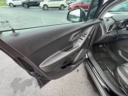 Used 2019 Chevrolet Trax LT w/ LT Convenience Package image 15