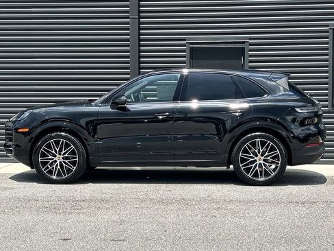 Certified 2025 Porsche Cayenne AWD/4WD image 2