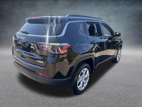 Used 2024 Jeep Compass Latitude image 8