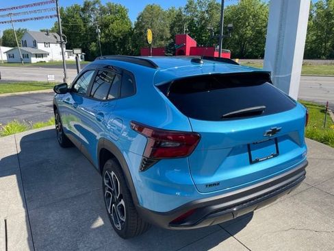 Used 2025 Chevrolet Trax RS w/ Sunroof Package FWD image 5