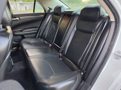 Used 2017 Chrysler 300 Limited RWD image 19