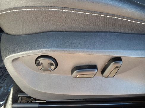 Used 2023 Volkswagen Taos SE w/ Panoramic Sunroof Package image 22