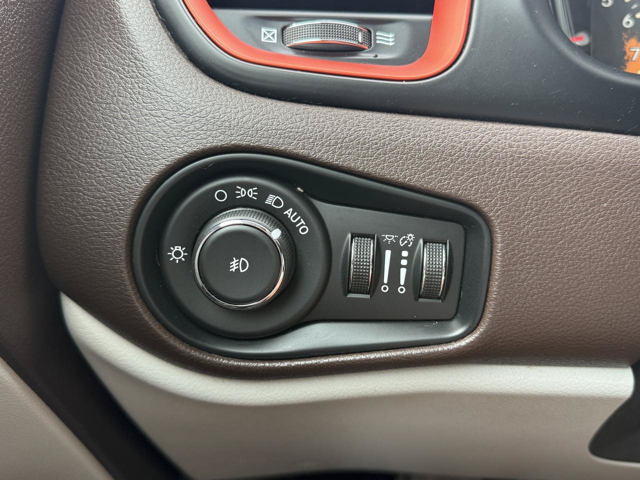 Used 2017 Jeep Renegade Limited AWD/4WD image 21