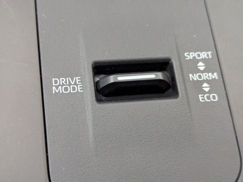 Used 2024 Toyota Highlander XLE image 32