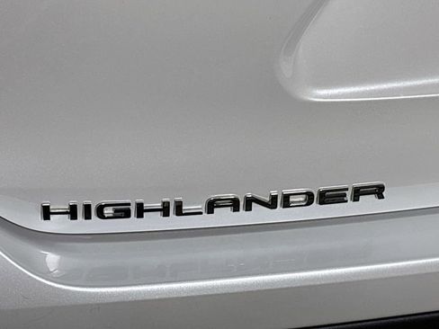 Used 2022 Toyota Highlander XLE AWD/4WD image 24