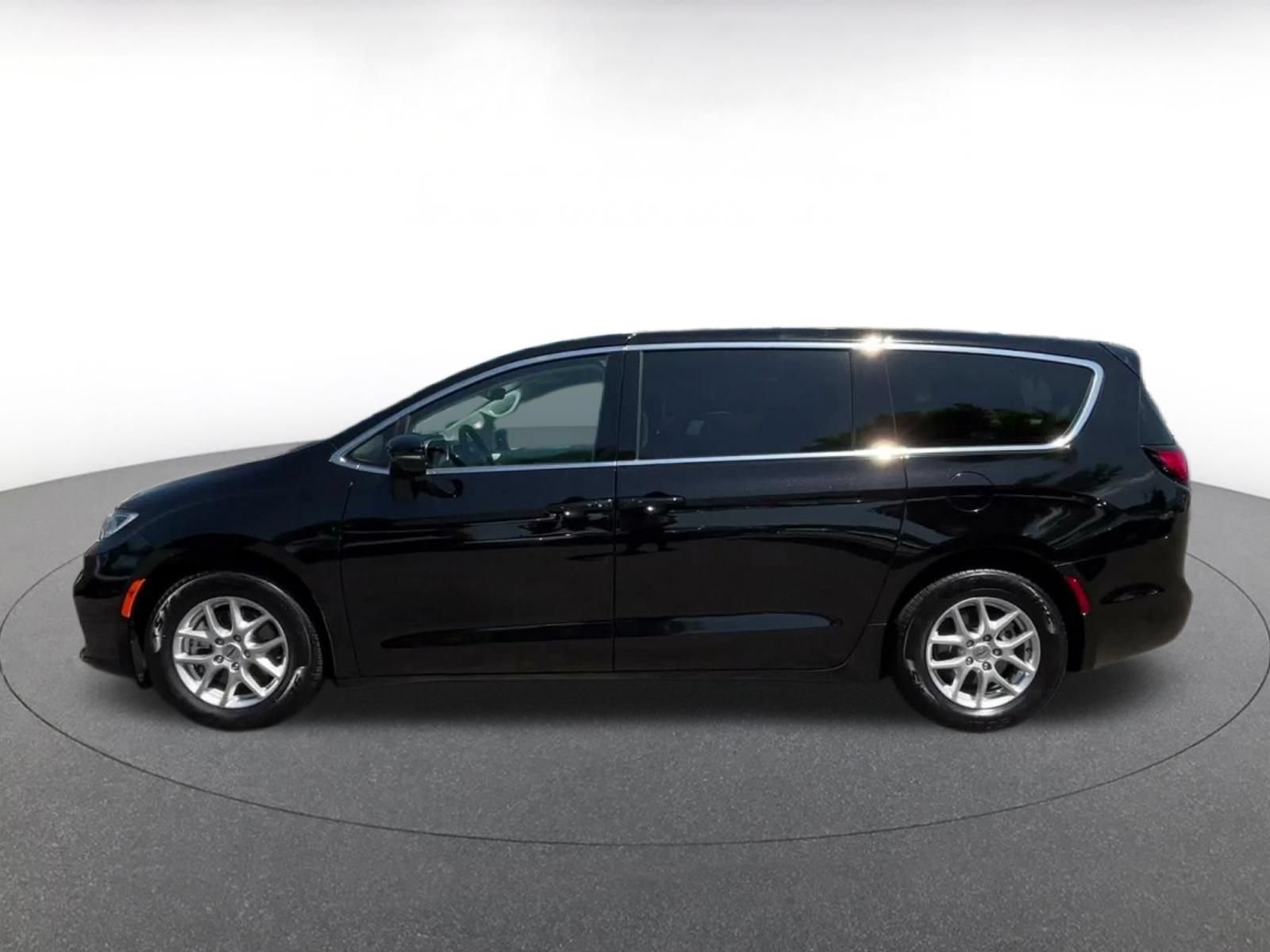 Used 2024 Chrysler Pacifica Touring-L FWD image 8