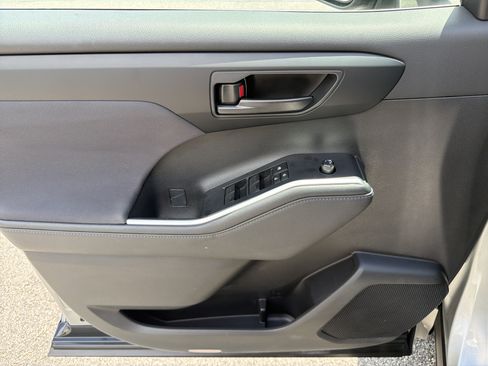 Certified 2024 Toyota Highlander LE AWD/4WD image 19