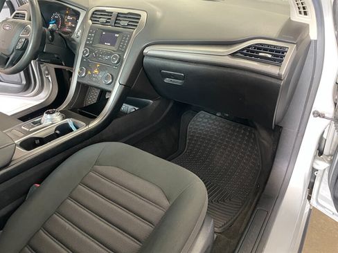 Used 2017 Ford Fusion SE FWD image 19