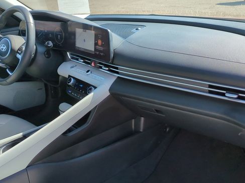 Used 2025 Hyundai Elantra Limited image 32