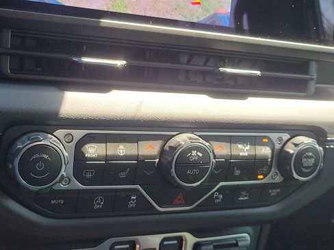 Used 2025 Jeep Gladiator Mojave AWD/4WD image 21